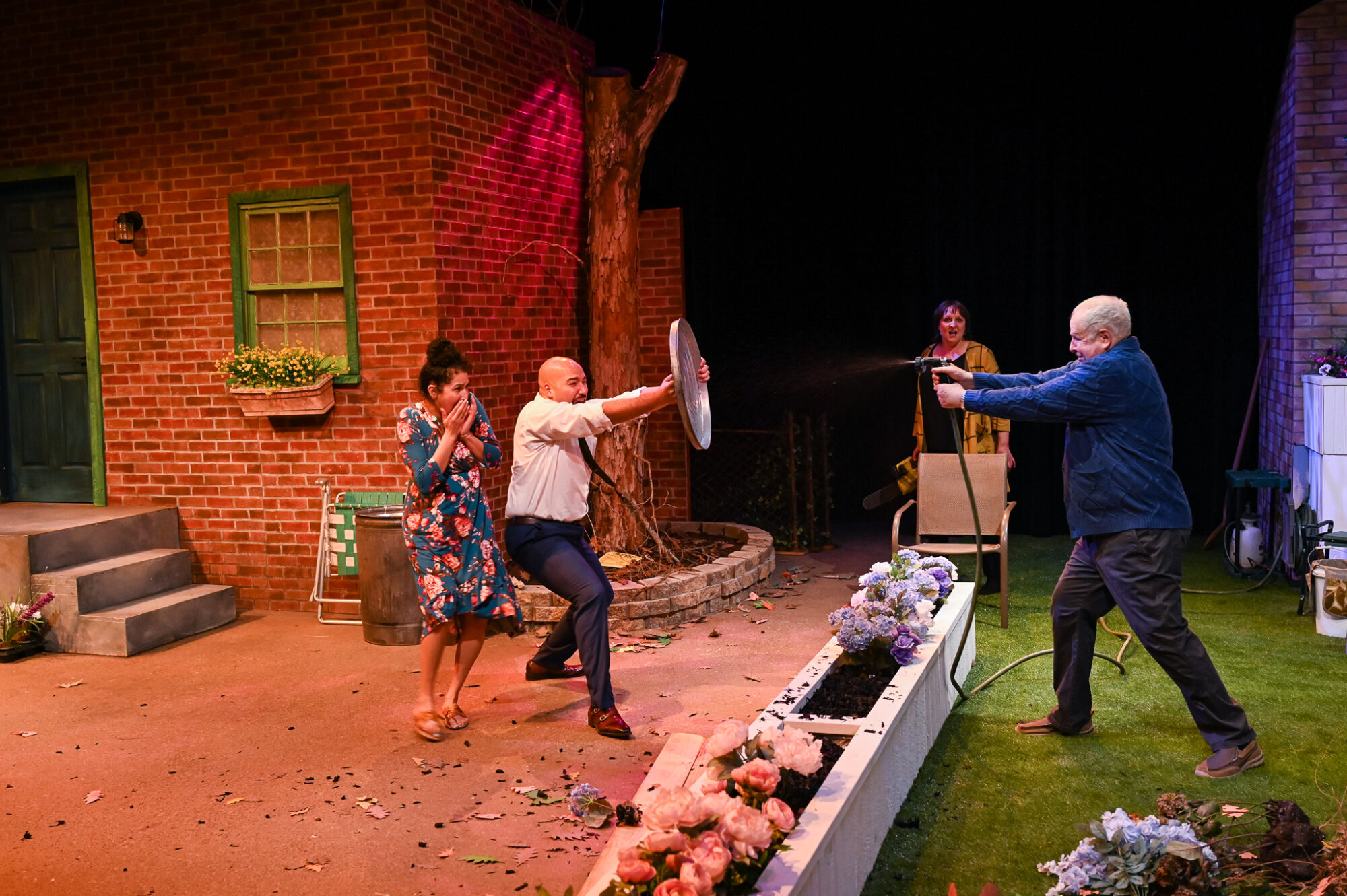 BWW Review: Thorny Comedy NATIVE GARDENS Takes Aim at Issues